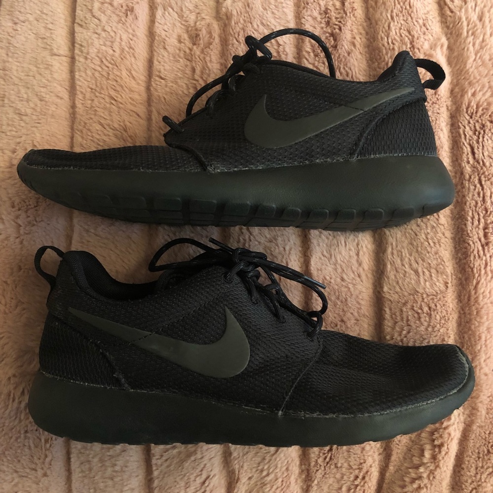 Nike All Black Roshe